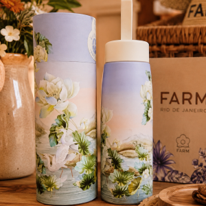 GARRAFA FARM QUE SEDE 500ML WELLNESS PASSARINHO BANANA CHAKRA LENÇO