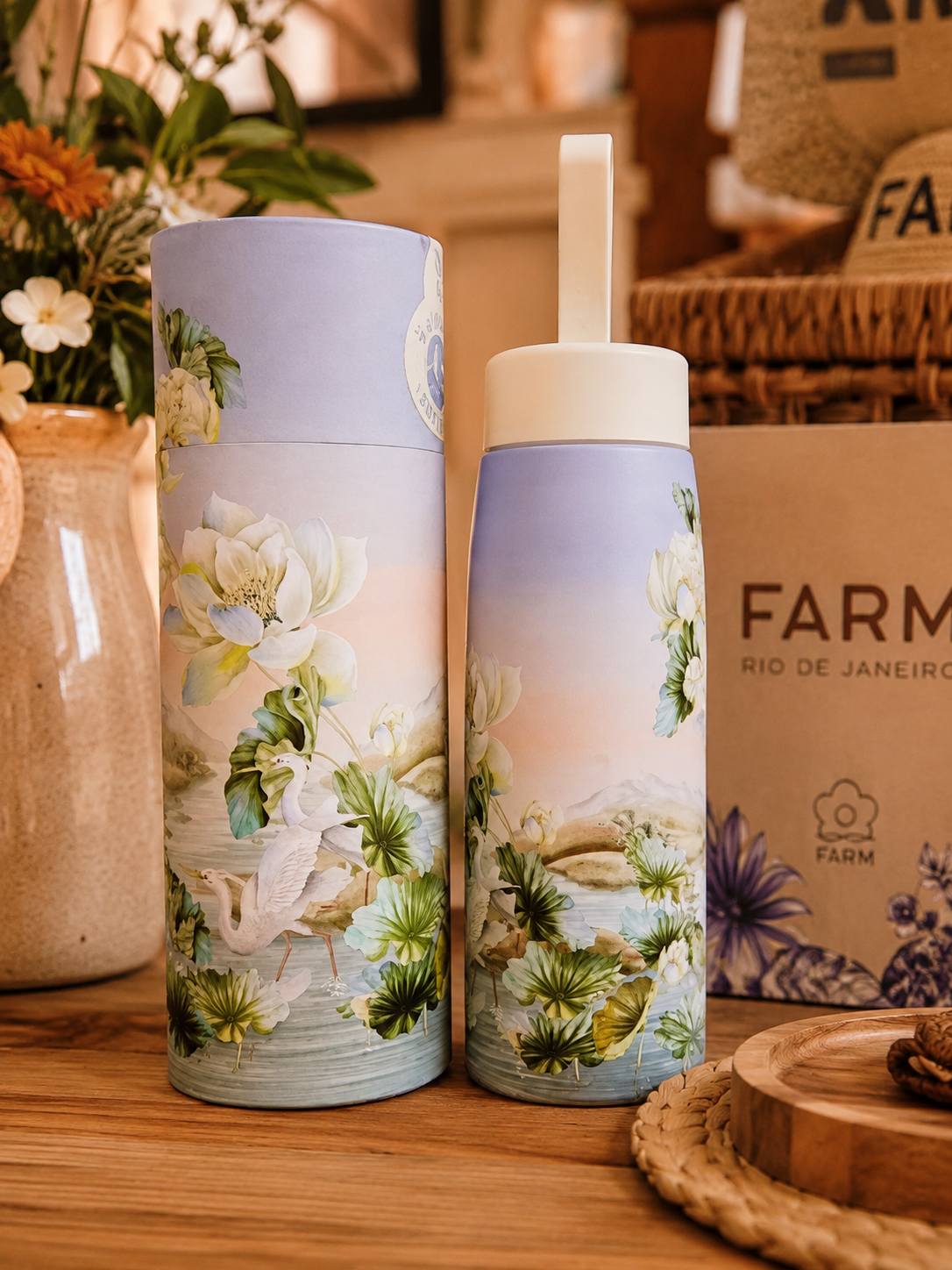 GARRAFA FARM QUE SEDE 500ML WELLNESS PASSARINHO BANANA CHAKRA LENÇO